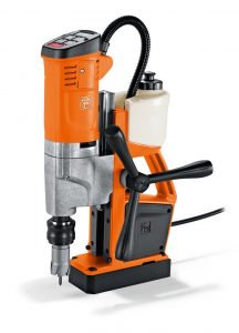 Orangenfarbene Universal-Magnet-Kernbohrmaschine mit Kabel von Fein auf weißem Grund.