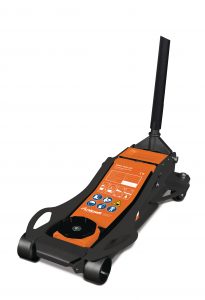 Ein hydraulischer Rangierwagenheber der Marke Unicraft in der Farbe schwarz - orange auf weißem Hintergrund. Der Wagenheber ist vorn vorne fotografiert.